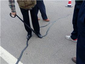 公路貼縫帶已成為一種常規(guī)修補瀝青路面材料