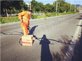 道路貼縫帶助力公路路面裂縫修補新方法