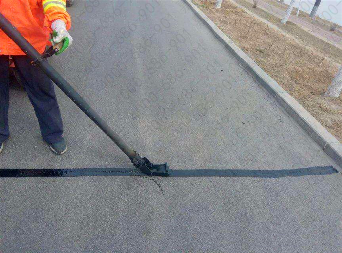 豐潤(rùn)市政采用道路灌縫膠進(jìn)行公路裂縫養(yǎng)護(hù)