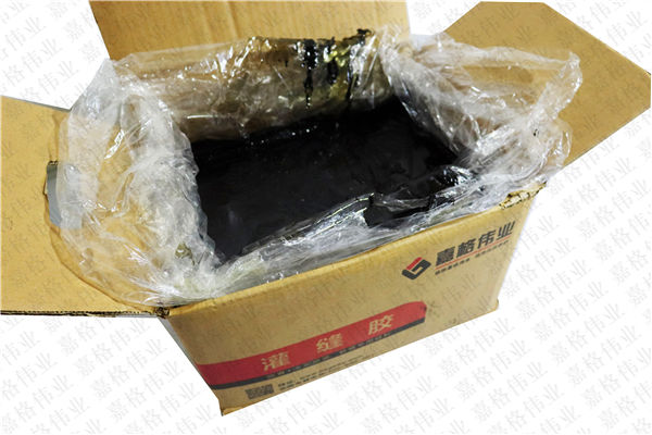 路面裂縫灌縫常用道路補(bǔ)縫膠，不能簡(jiǎn)單的用瀝青
