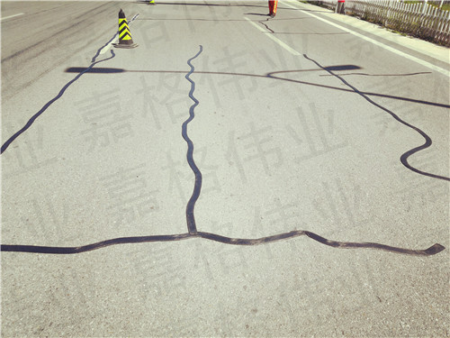 道路養(yǎng)護(hù)裂縫修補(bǔ)建議采用裂縫貼是有原因的