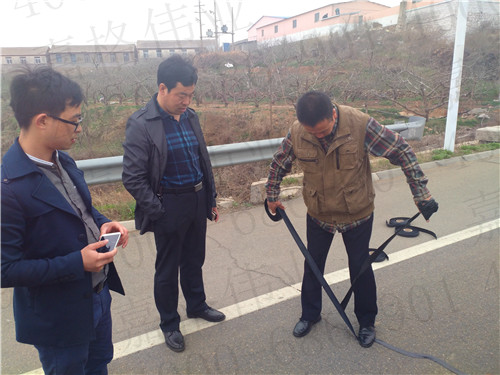 路面裂縫處置離不開(kāi)瀝青公路貼縫帶和網(wǎng)裂貼：公路貼縫帶